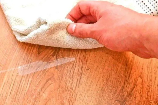Cách tẩy vết keo băng dính